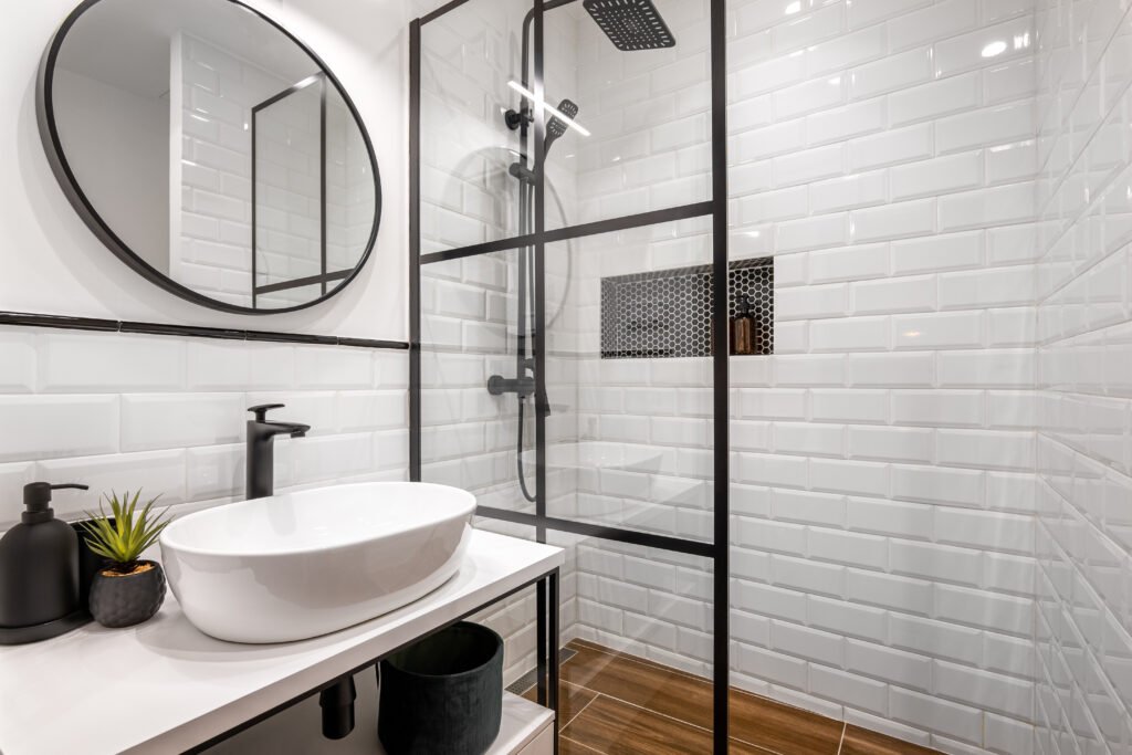 Découvrez des techniques de débouchage de douche pour une salle de bain aussi éclatante et fonctionnelle que sur l'image. Conseils pratiques pour un entretien parfait.