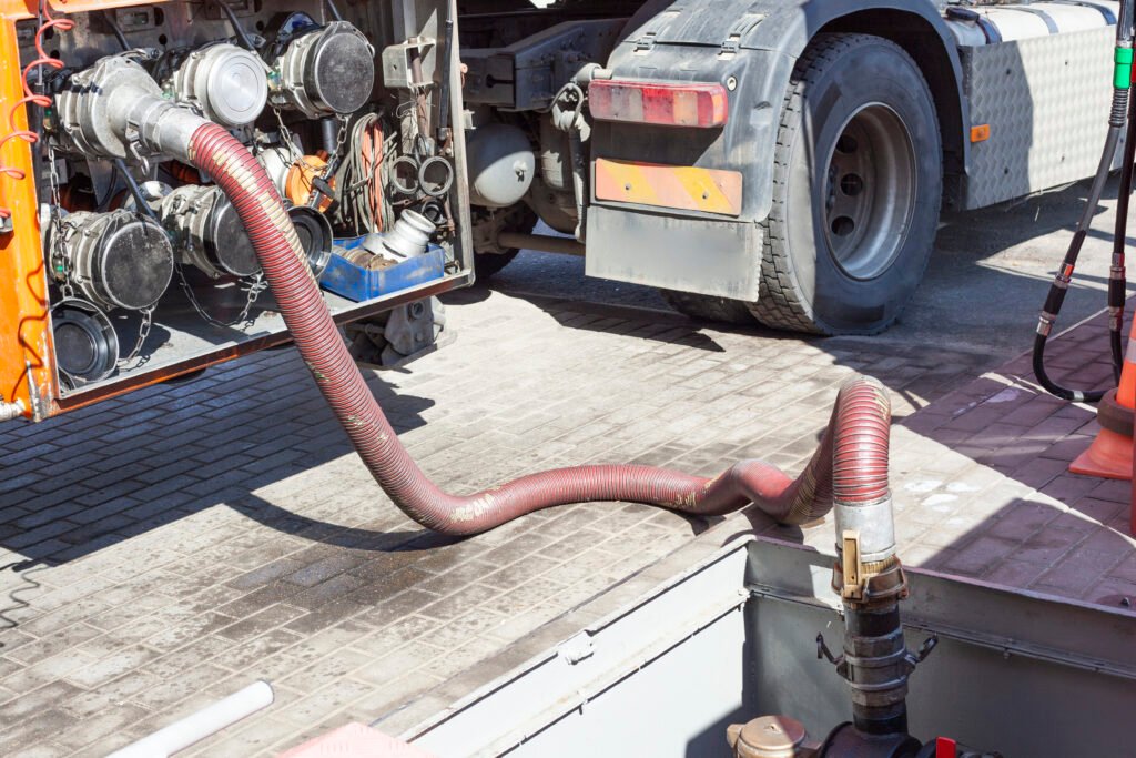 Camion équipé d'une pompe haute pression en cours de débouchage de canalisation.
